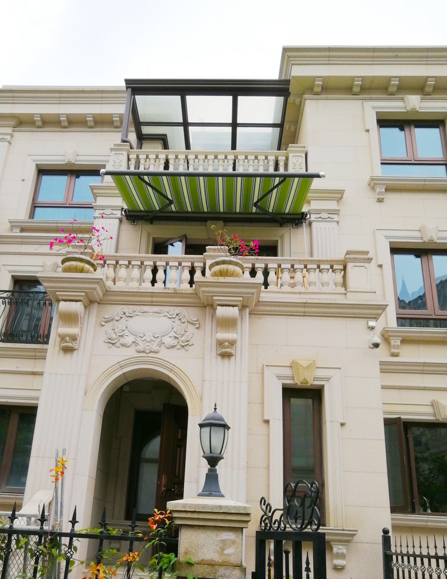 Balcony awning